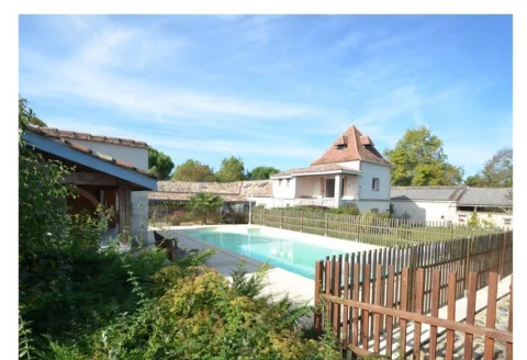 Gite à la campagne, 82 Tarn et Garonne, jusqu’à 10 personnes. Piscine chauffée, privée au sel, calme et nature,