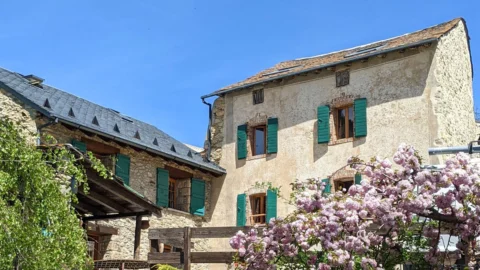 La Ferme des Astres : Gîte de groupe à Les Angles – Pyrénées-Orientales | Vue lac & montagne, jusqu’à 22 personnes