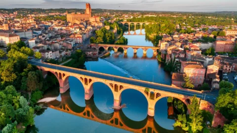 Location de vacances dans le Tarn — Cités épiscopales et villages perchés