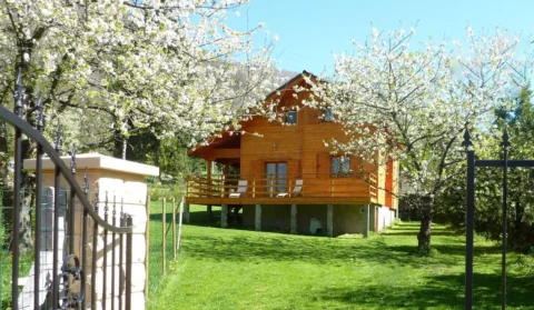 Chalet de Nabié: location grand chalet de montagne vacances proche des pistes 10 Pers Ariège