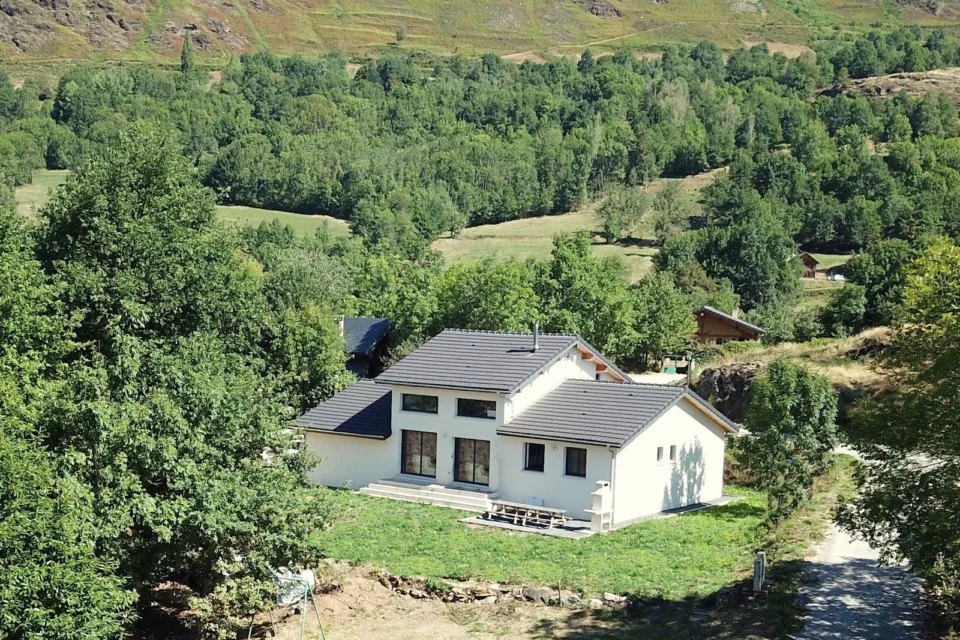 Family House Ignaux: Grande Villa de vacances jusqu’à14 personnes proche Ax-Les-Thermes, Andorre, stations de ski en Ariège