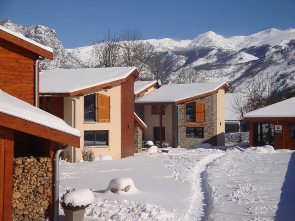 Résidence de Vacances avec piscine Les Granges de Léo : Gites de charme et Chalets nordiques