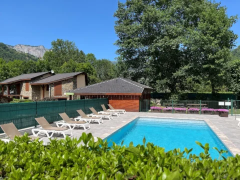 Résidence de Vacances avec piscine Les Granges de Léo : Gites de charme et Chalets nordiques