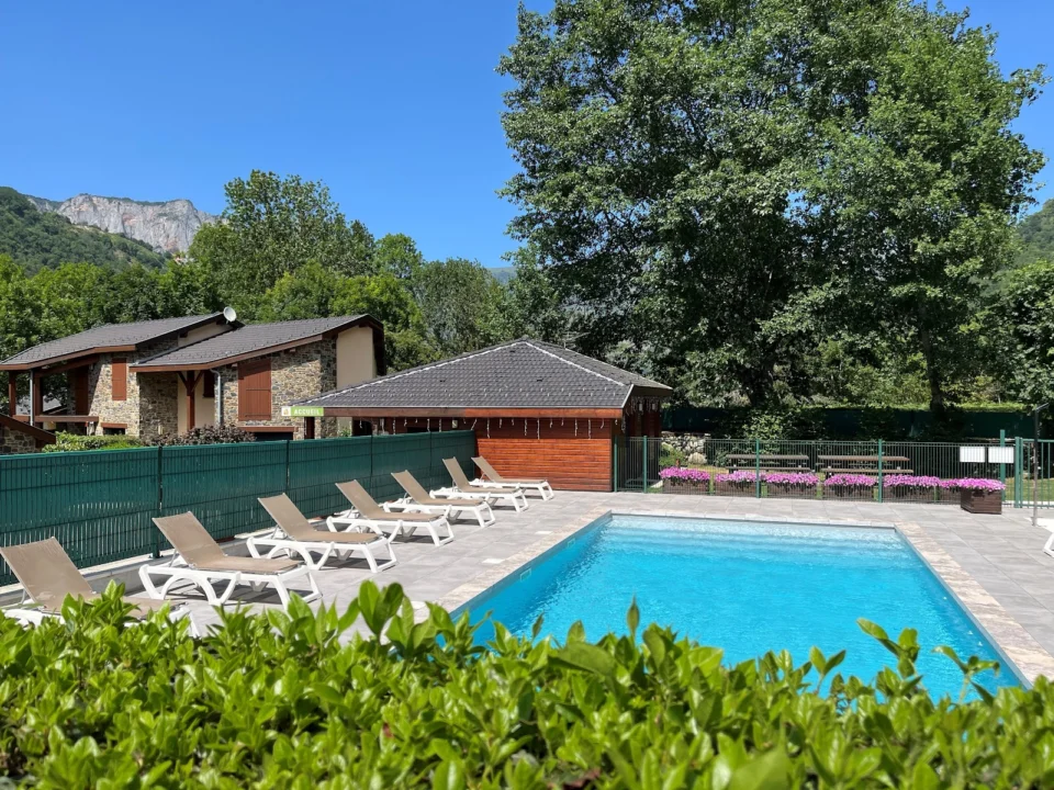 Résidence de Vacances avec piscine Les Granges de Léo : Gites de charme et Chalets nordiques